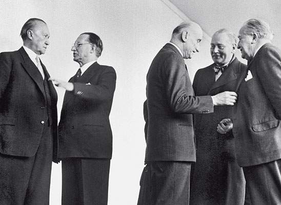 Alcide De Gasperi con Konrad Adenauer, Robert Schuman e i ministri degli Esteri di Olanda e Lussemburgo durante i lavori del Consiglio d'Europa a Strasburgo: era il 1951.